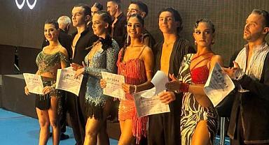 İzmir Dans Atölyesi'nin dans sporu takımı sporcuları uluslararası şampiyonluklar alarak ülkemizi en iyi şekilde temsil ettiler.