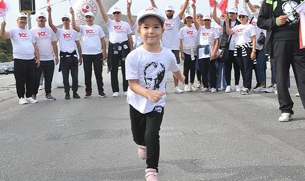 İzmir&#039;de Cumhuriyet Koşusu düzenlendi