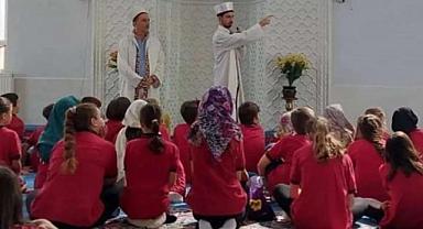 İzmir'de öğrenciler ders saatinde camiye götürüldü! CHP'li vekil tepki gösterdi