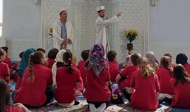 İzmir&#039;de öğrenciler ders saatinde camiye götürüldü! CHP&#039;li vekil tepki gösterdi