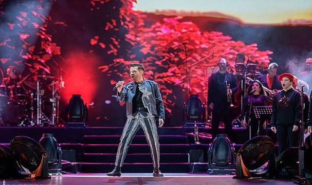 İzmir meydanlara sığmadı: On binlerce vatandaş Cumhuriyet&#039;i Kenan Doğulu ile kutladı