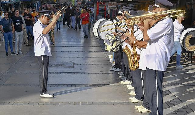 İzmir sokakları bayram havasına girdi