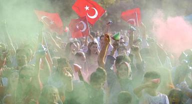 İzmirli gençler 100’üncü yıla Kültürpark’ta merhaba dedi