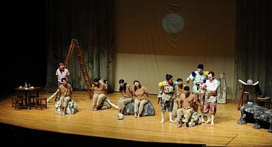 Karşıyaka Belediye Tiyatrosu “Vahşi Komedi” ile perde açtı