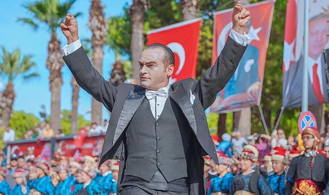 Menemen&#039;de On Binler Cumhuriyet Aşkıyla Yürüdü