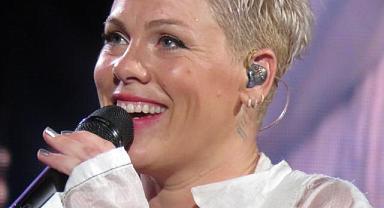 Ünlü şarkıcı Pink uyuşturucu problemini itiraf etti