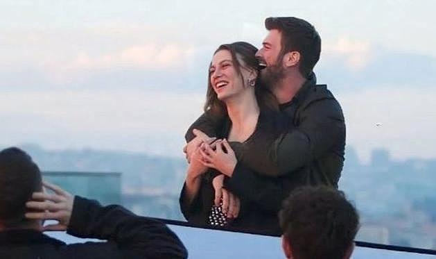 Aile dizisinde Kıvanç Tatlıtuğ ve Serenay Sarıkaya&#039;nın uçak tuvaletinde sevişme çabası sosyal medyayı salladı