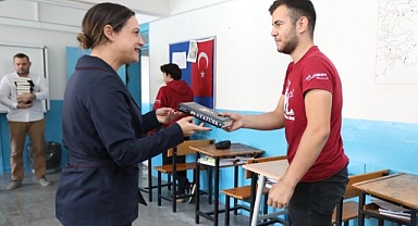 Filiz Başkan'dan 10 Kasım'da Efes Selçukı gençliğine Atatürk hediyesi