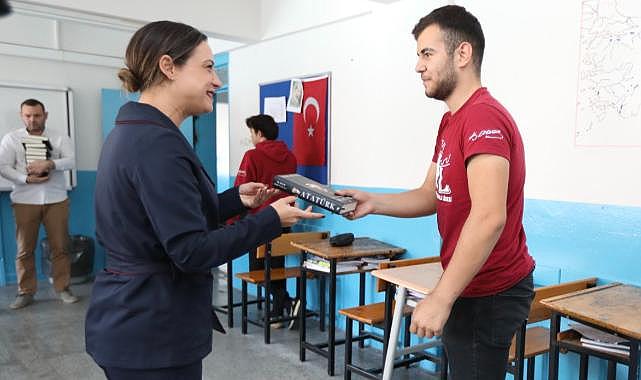 Filiz Başkan&#039;dan 10 Kasım&#039;da Efes Selçukı gençliğine Atatürk hediyesi