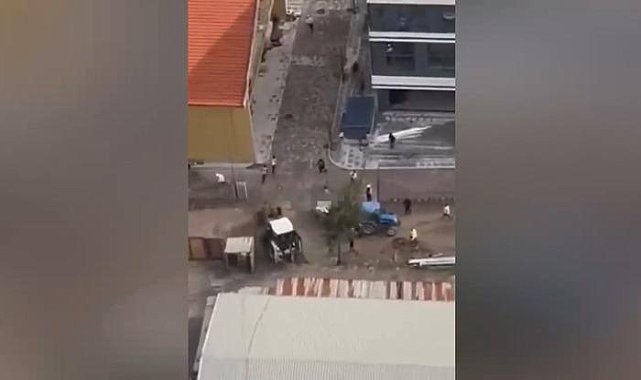 İnşaatta korku dolu anlar kamerada! İş arkadaşlarını kepçeyle kovaladı