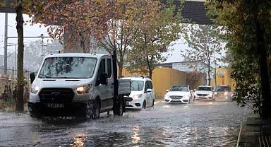 İzmir'de Sağanak Yağış Cadde ve Sokakları Göle Çevirdi