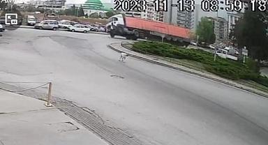 İzmir'de tırın virajı alamayarak devrilme anı güvenlik kamerasında