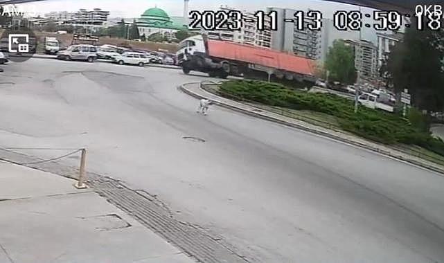 İzmir&#039;de tırın virajı alamayarak devrilme anı güvenlik kamerasında