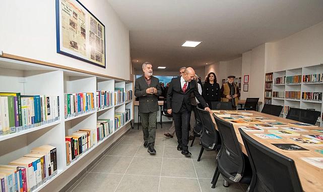 İzmir&#039;e bir kütüphane daha: İçinde 6 bin tane kitap var