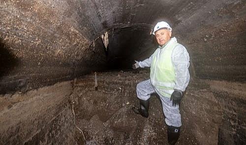 İZSU yılmıyor Büyük Kanal&#039;ı temizliyor