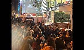 Kadıköy&#039;de kozmetik mağazası izdihamı