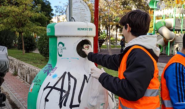 Karşıyaka Belediyesi gençlere geri dönüşüm bilinci aşılıyor