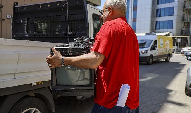 Karşıyaka’da “Elektronik Atıklar Tablete Dönüşsün” kampanyası sürüyor