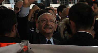Kılıçdaroğlu salonun tamamından büyük destek alarak girdi