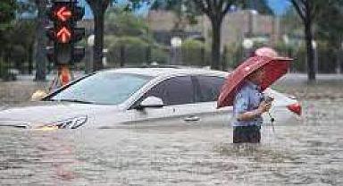 Muğla'da yağmur sele dönüştü: Araçlar metrelerce sürüklendi
