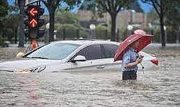 Muğla&#039;da yağmur sele dönüştü: Araçlar metrelerce sürüklendi