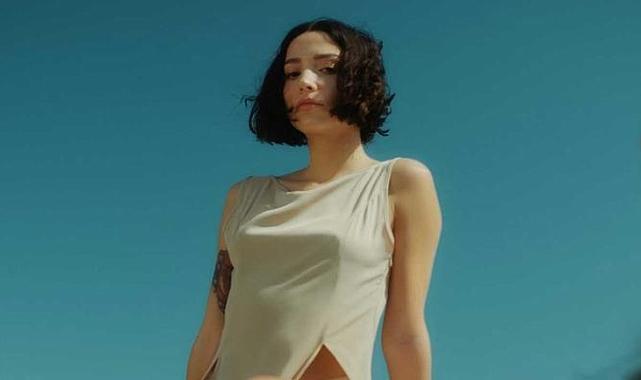 Zeynep Bastık aşka geldi! Dudak dudağa poz