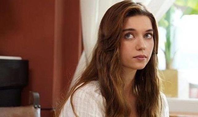 Afra Saraçoğlu ceketini çıkarıp attı! Sütyenli pozları olay oldu