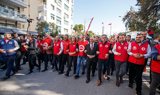 Başkan Soyer emekçilerin hakları için yürüdü