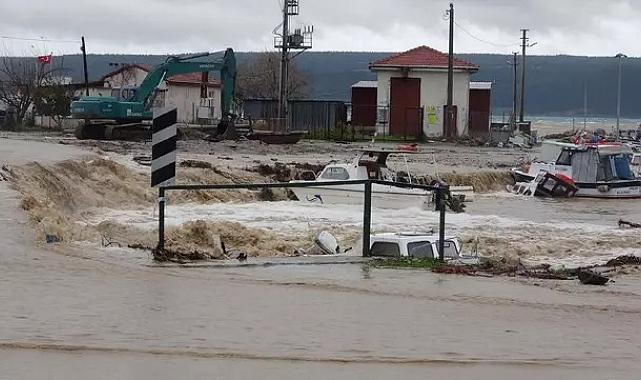 Çanakkale&#039;de şiddetli sağanak hayatı olumsuz etkiliyor