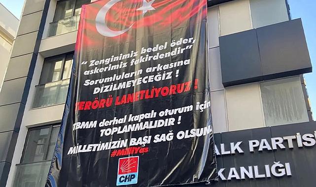 CHP İzmir binalarına terörü lanetliyoruz pankartı asıldı