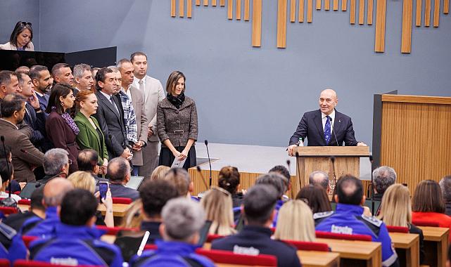 “İzmir farklı, güçlü, bütün Türkiye için ışık saçmaya devam ediyor”