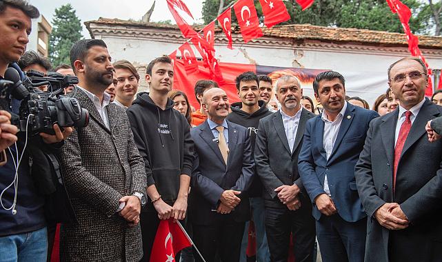 İzmir’in 24 saat yaşayan 100. Yıl Kitap Kafe ve Kütüphanesi açıldı