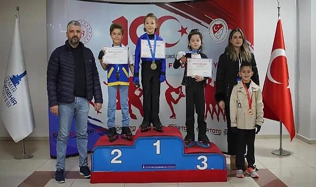 İzmir Büyükşehir sporcuları buz pateninde 9 madalya kazandı