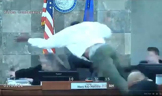 Kürsüye Uçarak Yargıça Saldıran Adam, Güvenlik Önlemleriyle Tekrar Yargıç Mary Kay&#039;in Önüne Çıkarıldı