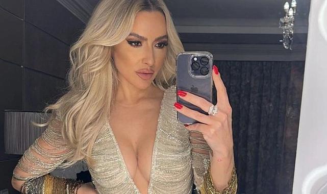 Yarım göğüs dekoltesinden sonra süper minisiyle koltuğa sere serpe uzandı