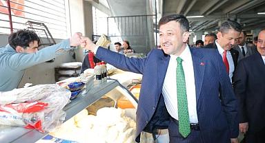 AK Partili Dağ, balık tezgahına geçti... Ortaya birbirinden renkli görüntüler çıktı!