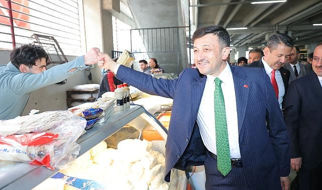 AK Partili Dağ, balık tezgahına geçti... Ortaya birbirinden renkli görüntüler çıktı!