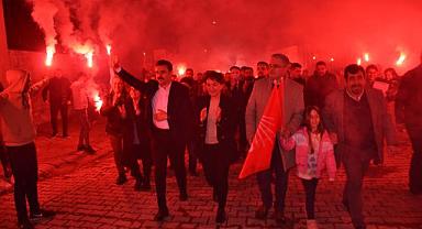 Başkan Kırgöz baba ocağı Salihler’e 1300 araçlı konvoyla çıkarma yaptı