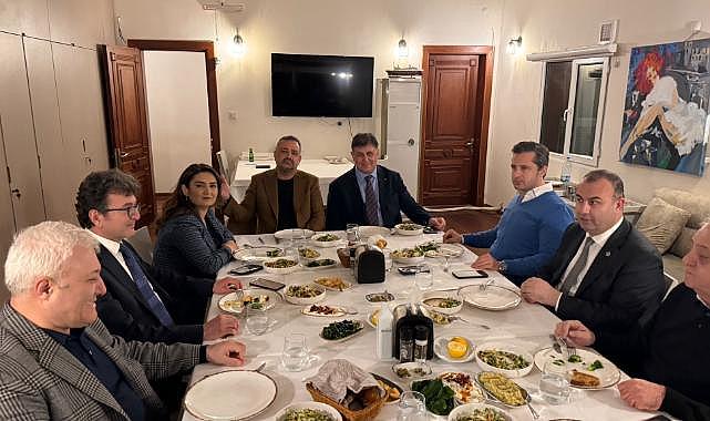 CHP İzmir&#039;de akşam yemeğinde seçim kritiği