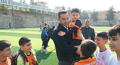 Çiğli’nin minikleriyle top oynadı…
