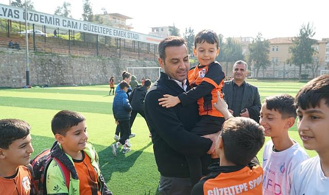 Çiğli’nin minikleriyle top oynadı…