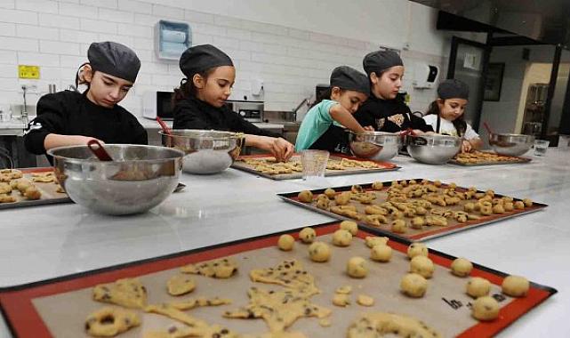 Çocuk şefler Karşıyaka&#039;da mutfağa girdi