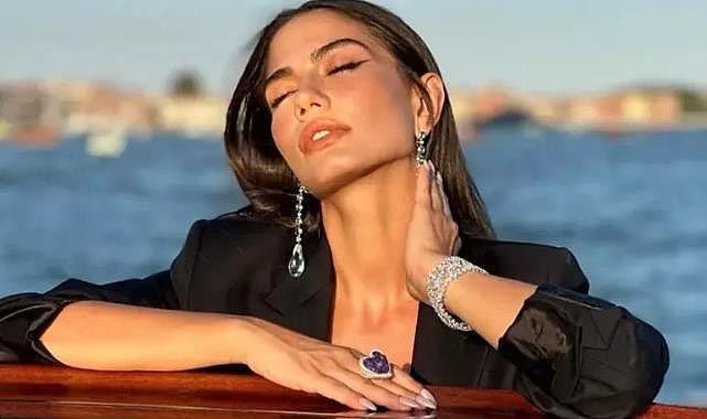 Demet Özdemir&#039;in doğum günü tarzı sosyal medyanın diline düştü! Oversize kombinine yorum yağdı