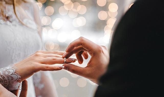 Evlenenler azaldı, evlilik yaşı yükseldi! Boşanmalarda &#039;5 yıl&#039; detayı dikkat çekti