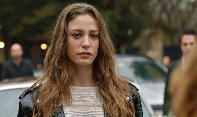 Serenay Sarıkaya ödül geccesine damga vurdu: &#039;Kameraman neredeyse bayılacaktı&#039;