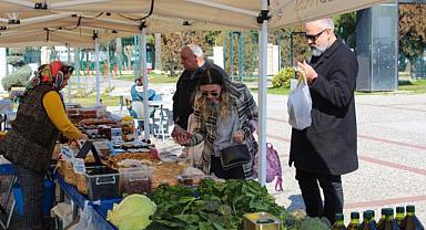 Üretici ve tüketici Karşıyaka’da ‘aracısız’ buluşmaya devam ediyor