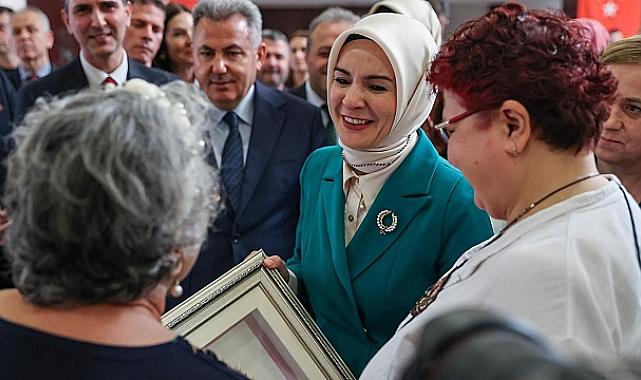 Bakan Göktaş İzmir&#039;de huzurevini ziyaret etti