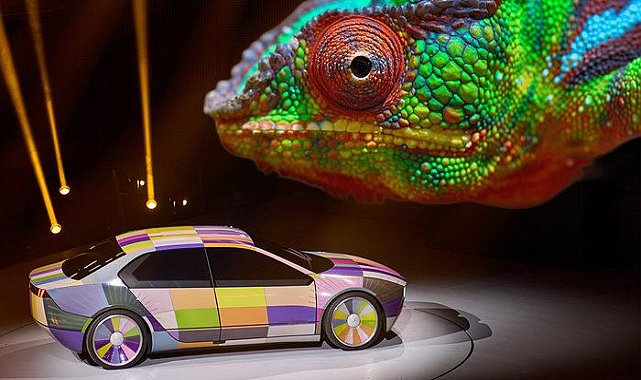 Bukalemun gibi renk değiştiren otomobil! Görenleri şaşırtıyor