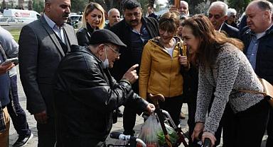 CHP Karşıyaka Adayı Yıldız İşçimenler Ünsal'dan 3,5 saatlik pazar mesaisi!