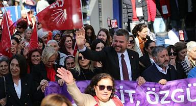 CHP'li Duman'dan 8 Mart buluşması... Annesinin elini öptü, Kadınlar Günü'nü kutladı